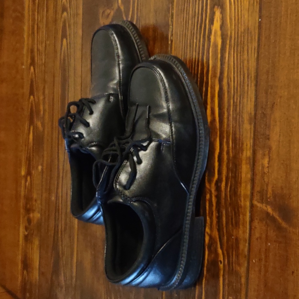 Boys dress shoes. French Toast size 6M.